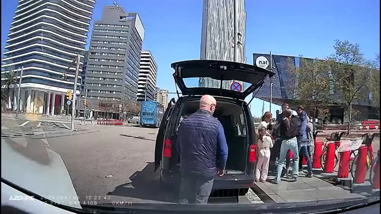 Momento del robo a una familia que acced&iacute;a a un taxi en Barcelona