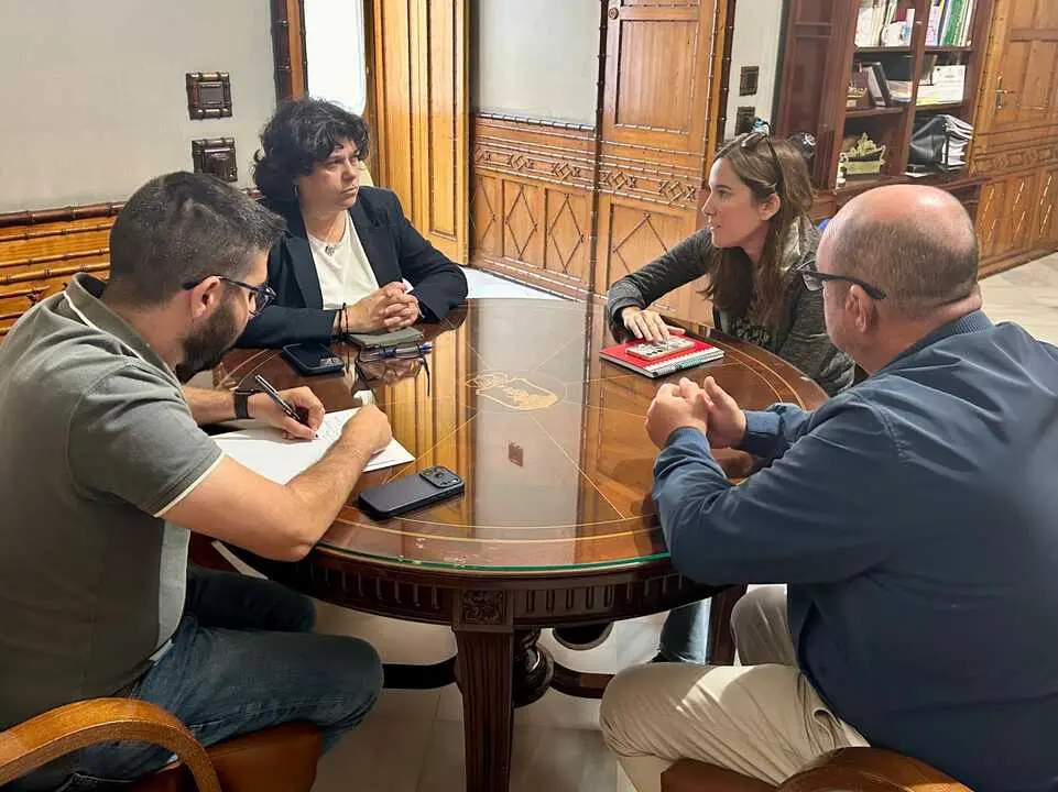 Reuni&oacute;n alcaldesa de Sanl&uacute;car con representantes del taxi