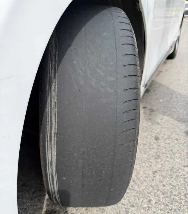 Neum&aacute;tico del taxi. Imagen: Mossos d&acute;Esquadra