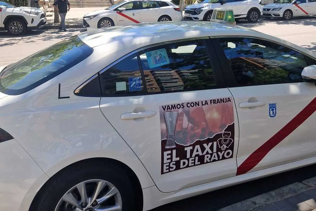 El taxi apoya al Rayo Vallecano. Imagen: FPTM