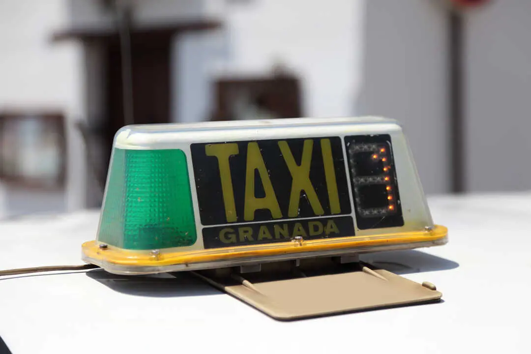 Taxi de Granada. Imagen: Depositphotos