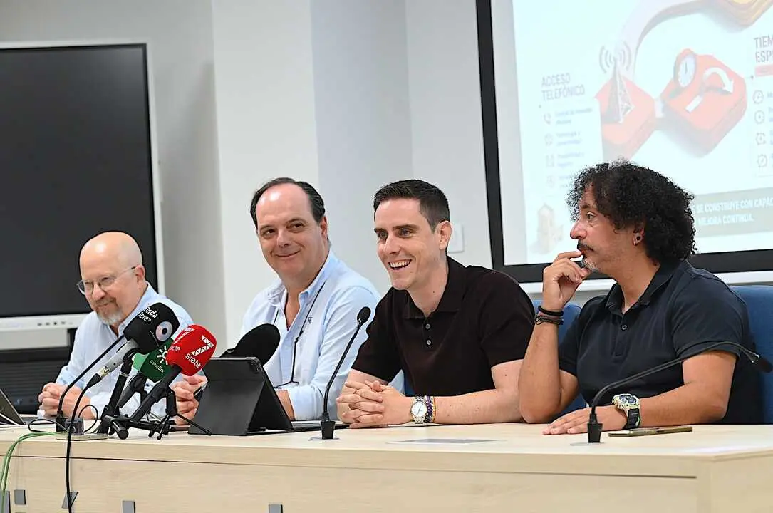 El teniente de alcaldesa de Coordinaci&oacute;n de Servicios P&uacute;blicos, Jaime Espinar, acompa&ntilde;ado del presidente de Teletaxi, Alejandro Garc&iacute;a. Imagen Ayuntamiento de Jerez