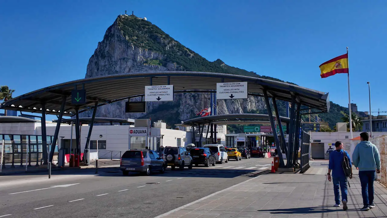 uristas caminando hacia el control fronterizo de Gibraltar desde La Linea de la Concepci&oacute;n con el Pe&ntilde;&oacute;n de Gibraltar de fondo - GIBRALTAR, Reino Unido - 31 de MARZO de 2025 &mdash; Foto de 4kclips