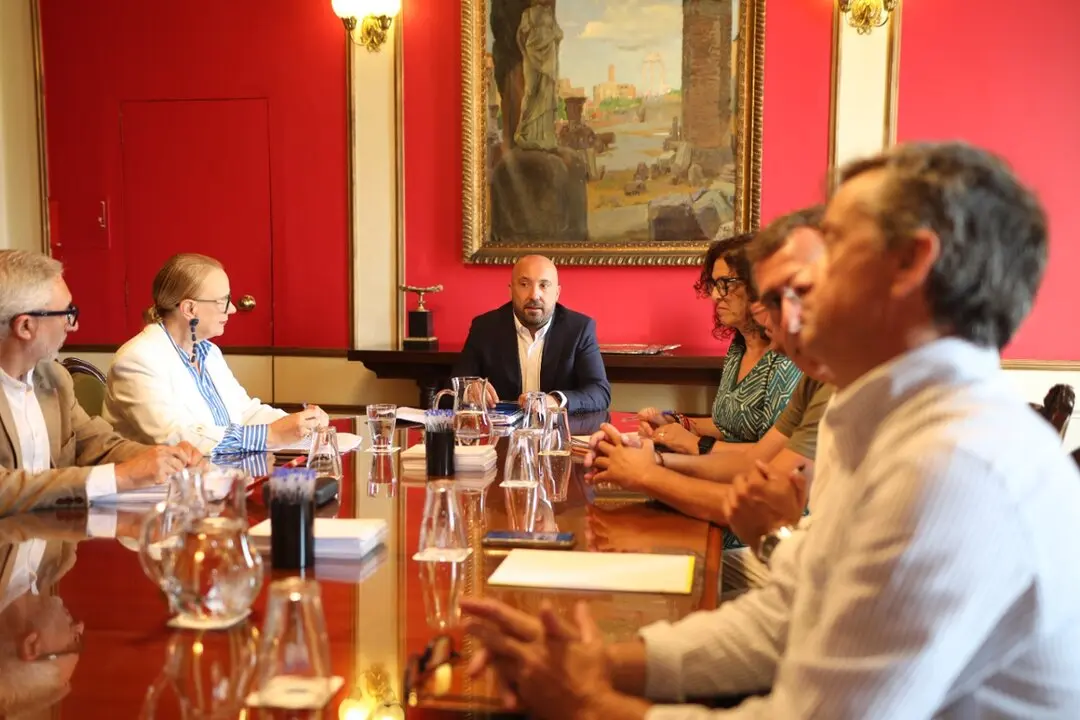 Reuni&oacute;n del concejal coru&ntilde;&eacute;s  Jos&eacute; Manuel Lage con el sector del taxi en Mar&iacute;a Pita.