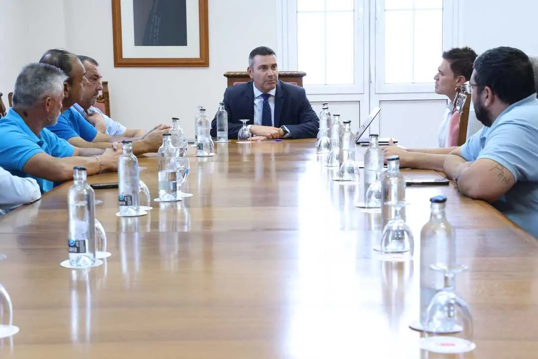 Imagen El Cabildo se re&uacute;ne con las cooperativas del taxi para escuchar al sector y aunar posturas de cara a optimizar el servicio