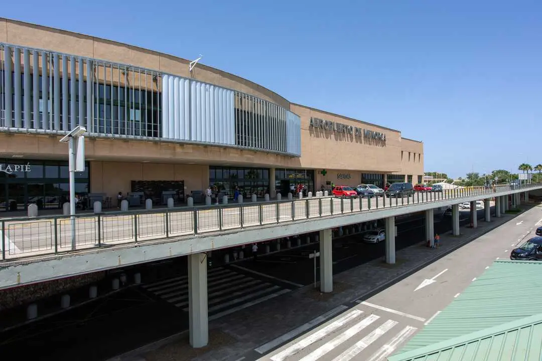 Exterior del aeropuerto de Menorca