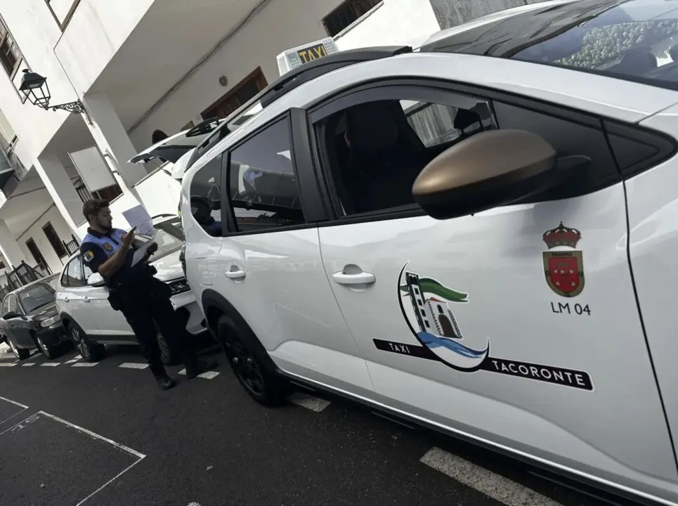 Inspecci&oacute;n de un taxi de Tacoronte en Tenerife. Foto: Ayto. Tacoronte