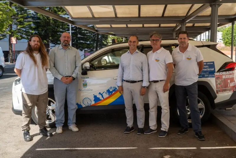 Nueva uniformidad del taxi de Benlam&aacute;dena