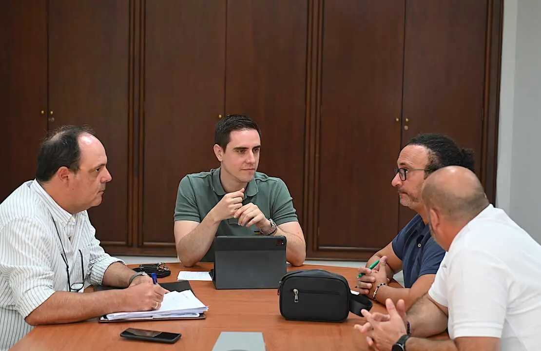 El teniente de alcaldesa de Coordinaci&oacute;n de Servicios P&uacute;blicos, Jaime Espinar, con el presidente y vicepresidente de la Asociaci&oacute;n Teletaxi