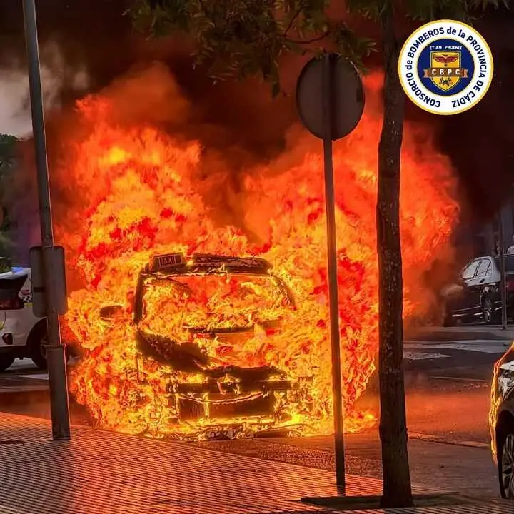 Taxi calcinado en Jerez. Imagen: Consorcio de Bomberos de la Provincia de C&aacute;diz