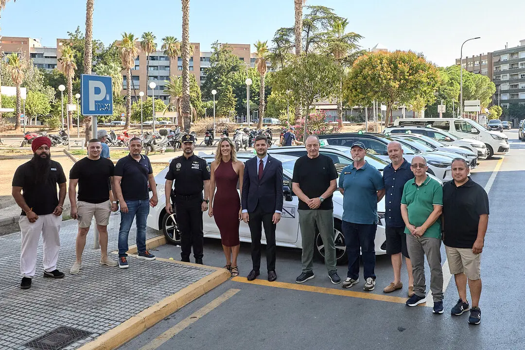 Representantes del Ayuntamiento de Gandia con profesionales del taxi. Imagen: Ayto. de Gandia