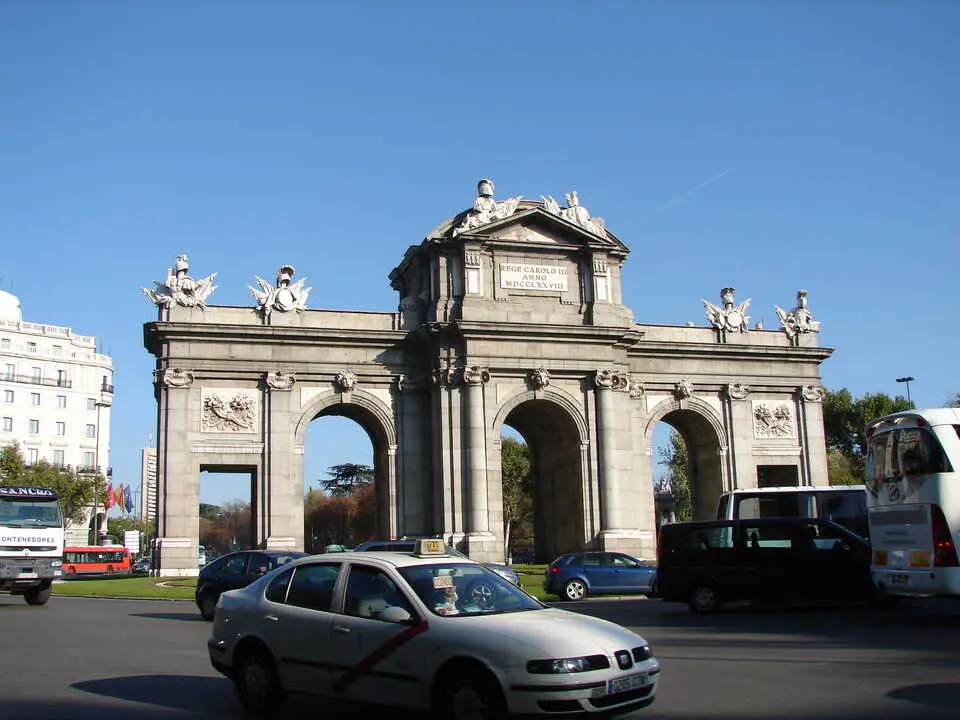 Taxi SEAT Toledo de 2004 frente a la Puerta de Alcal&aacute;. Madrid