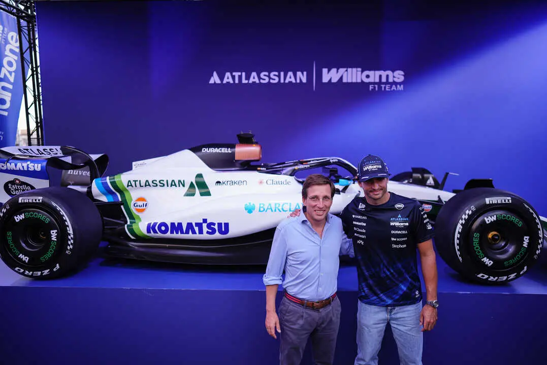 Almeida, en la presentaci&oacute;n del monoplaza de Atlassian Williams F1 Team en la plaza del Callao