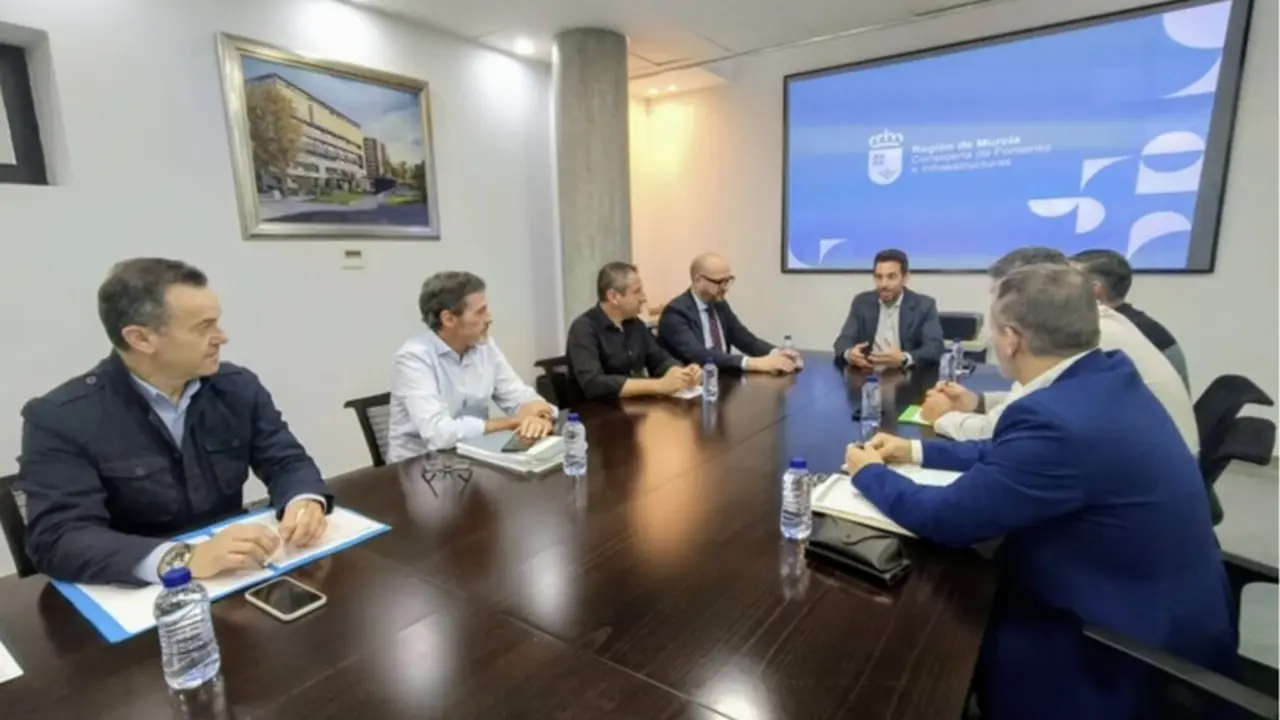 El secretario general de la Consejería de Fomento, José Francisco Lajara, y el director general de Movilidad y Transporte, José Antonio Verdú, durante la reunión con representantes del sector del Taxi de Murcia y Cartagena y el Ayuntamiento de Murcia