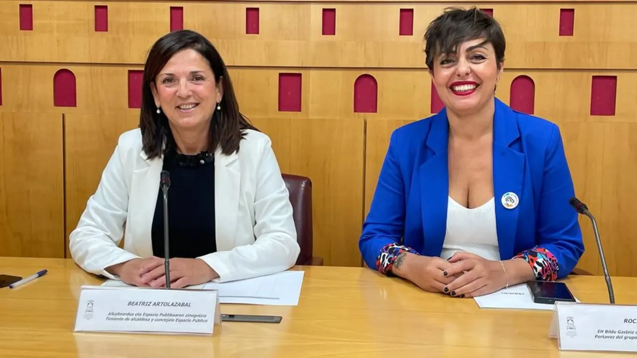 Beatriz Artolazabal,  teniente de alcaldesa y concejala de Espacio Público y Barrios  y la portavoz de EH Bildu Rocio Vitero