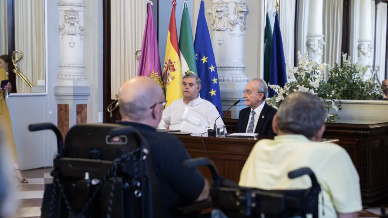 El Ayuntamiento y Fundación ONCE firman un protocolo para mejorar el eurotaxi