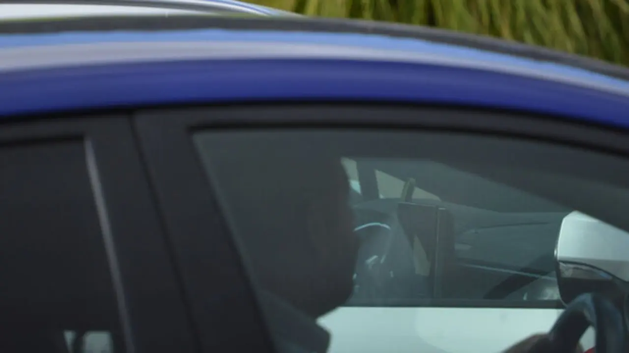 Un taxi y una VTC circulando