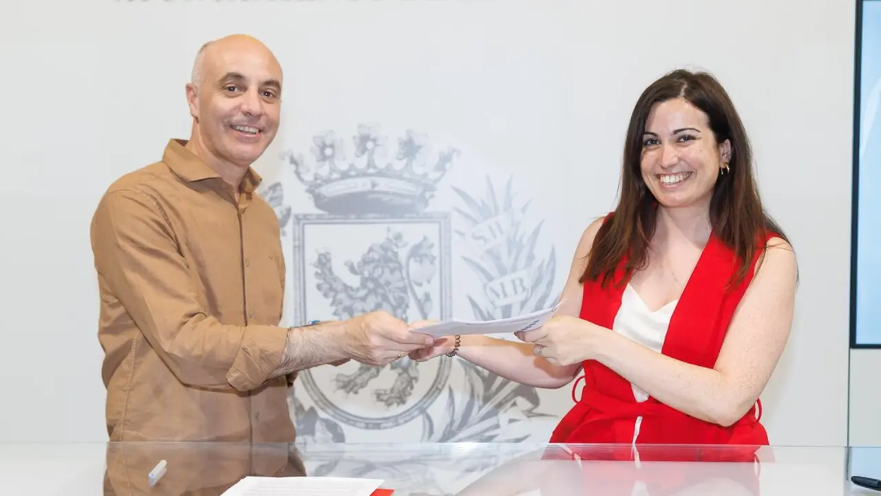Sergio Artal, de la Cooperativa de Auto-Taxi de Zaragoza y la consejera de Medio Ambiente y Movilidad, Tatiana Gaudes