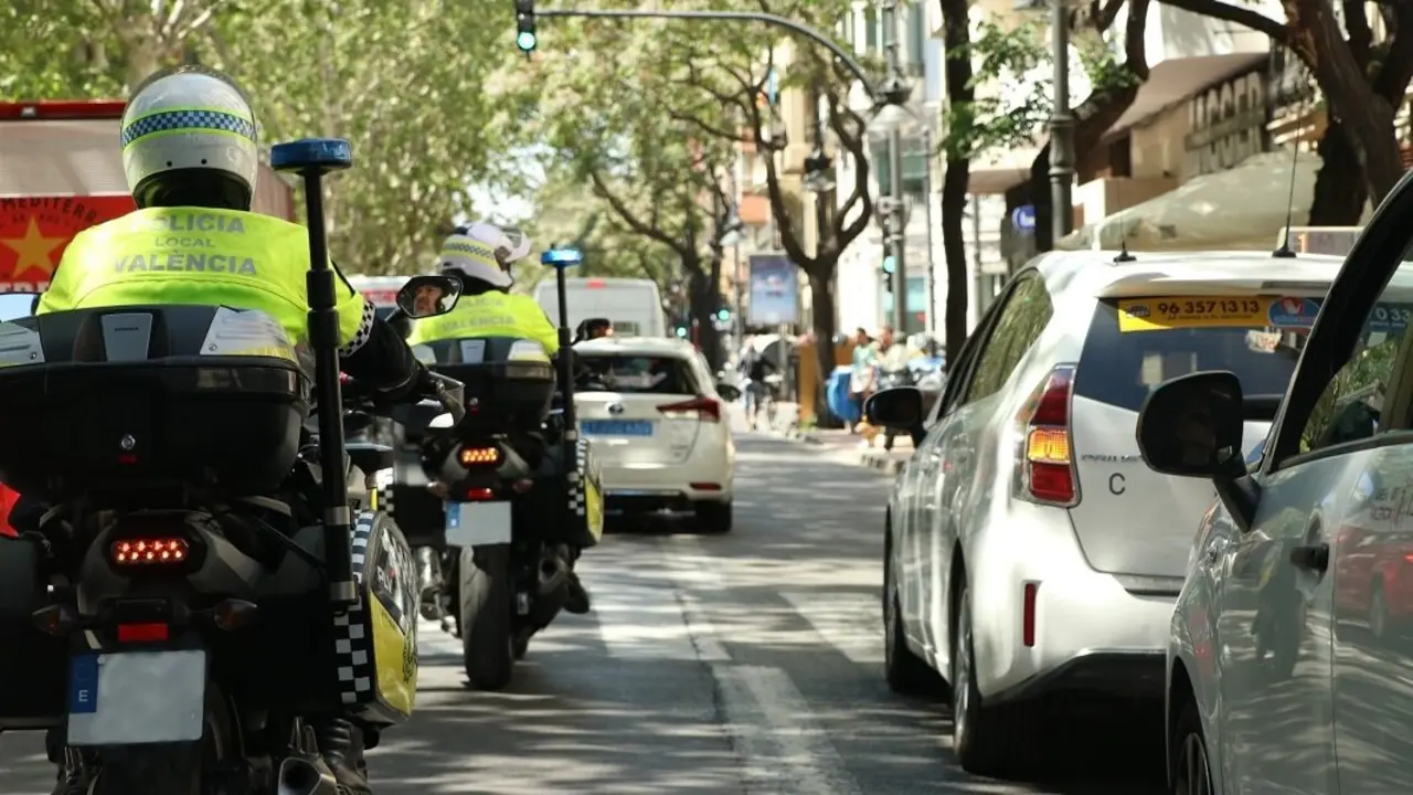 Policía Local de Valencia vigila carril bus-taxi. Imagen: Ayuntamiento de Valencia
