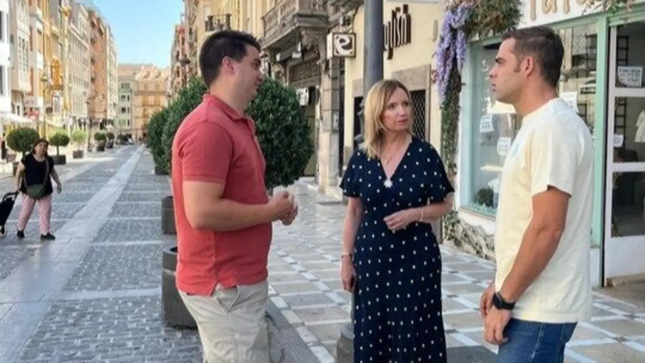 La concejala de Tráfico y Transportes, María del Carmen Angulo,junto con Luis Carlos García, presidente de Pide Taxi Jaén y de la Gremial del Taxi, y Antonio Barranco, presidente de Radio Taxi Jaén