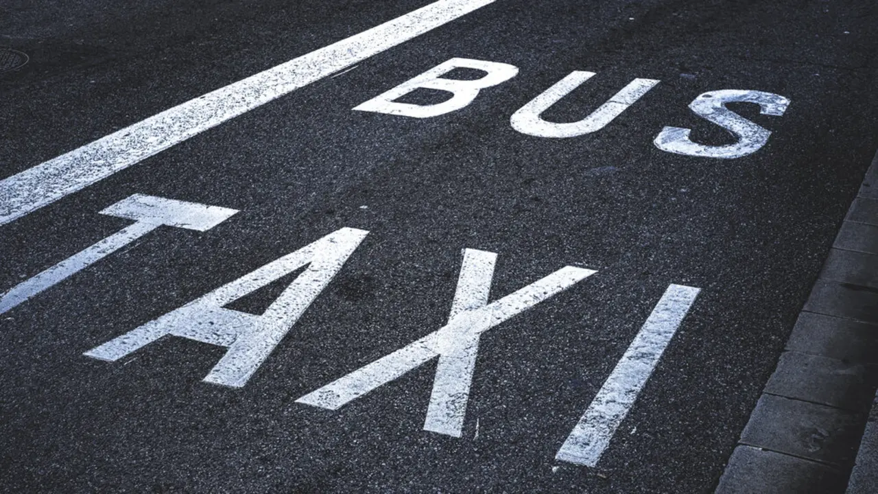 Carril bus-taxi  Más imágenes en <a href="https://depositphotos.com/es/" target="_blank" rel="noopener noreferrer">Depositphotos España</a>.
    </figcaption>
  </figure>