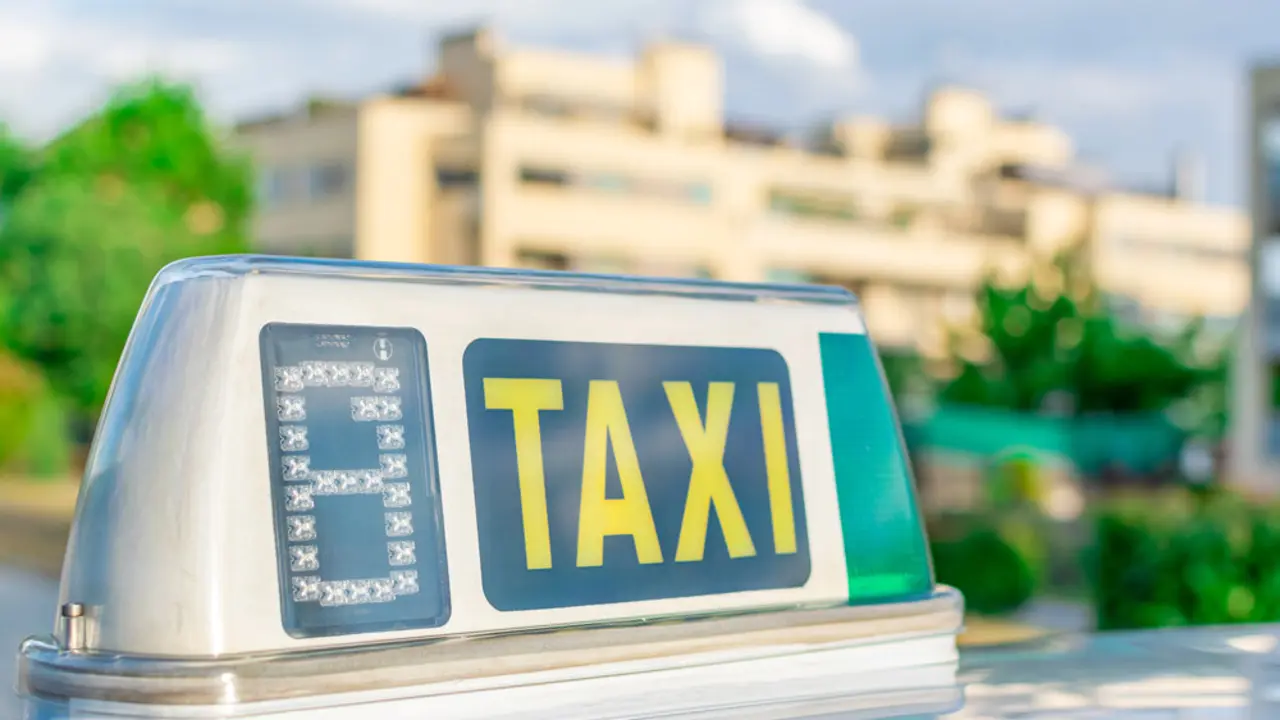 Luminoso taxi  Más imágenes en <a href="https://depositphotos.com/es/" target="_blank" rel="noopener noreferrer">Depositphotos España</a>.
    </figcaption>
  </figure>