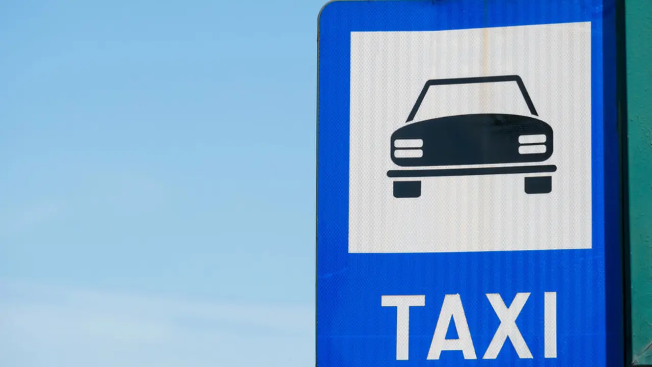 Señal taxi  Más imágenes en <a href="https://depositphotos.com/es/" target="_blank" rel="noopener noreferrer">Depositphotos España</a>.
    </figcaption>
  </figure>