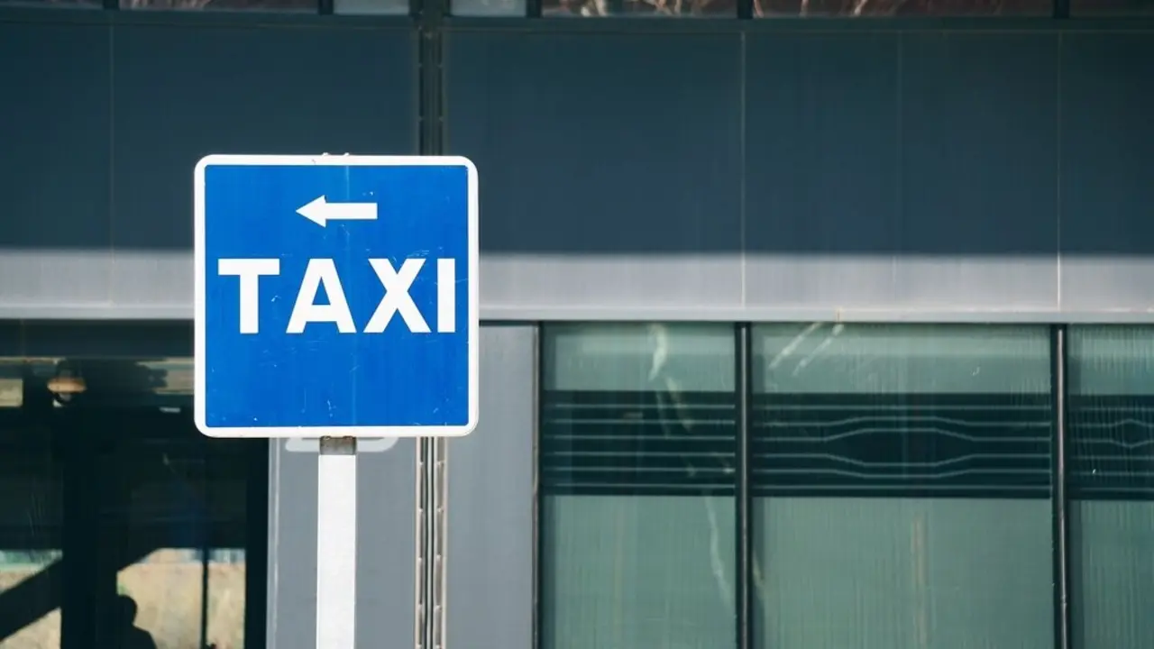 Señal taxi  Más imágenes en <a href="https://depositphotos.com/es/" target="_blank" rel="noopener noreferrer">Depositphotos España</a>.
    </figcaption>
  </figure>