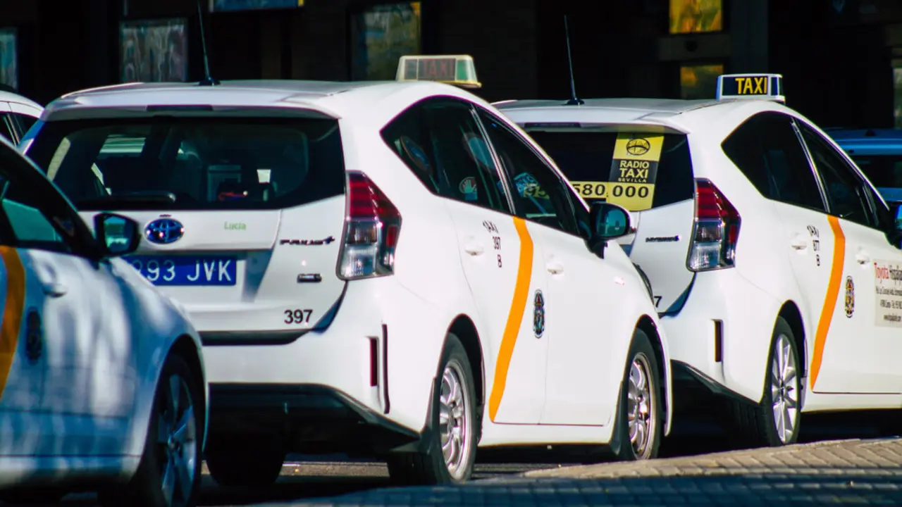 Taxis de Sevilla  Más imágenes en <a href="https://depositphotos.com/es/" target="_blank" rel="noopener noreferrer">Depositphotos España</a>.
    </figcaption>
  </figure>