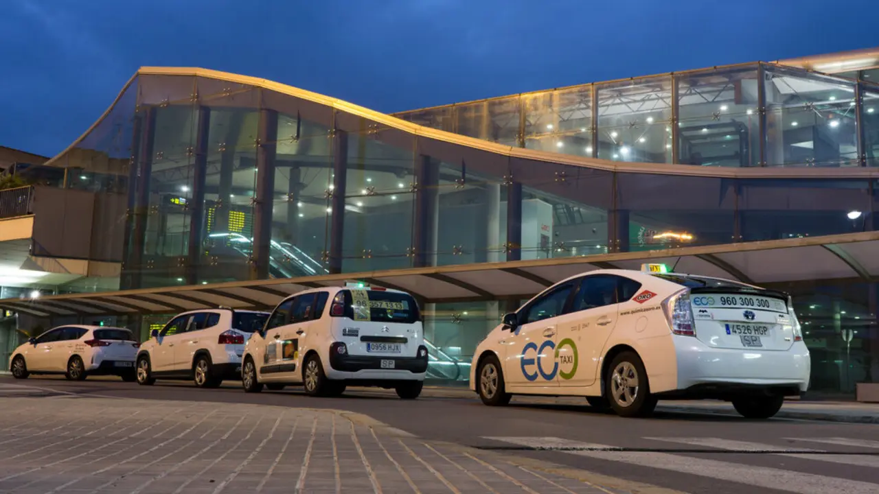 Taxis de Valencia  Más imágenes en <a href="https://depositphotos.com/es/" target="_blank" rel="noopener noreferrer">Depositphotos España</a>.
    </figcaption>
  </figure>
