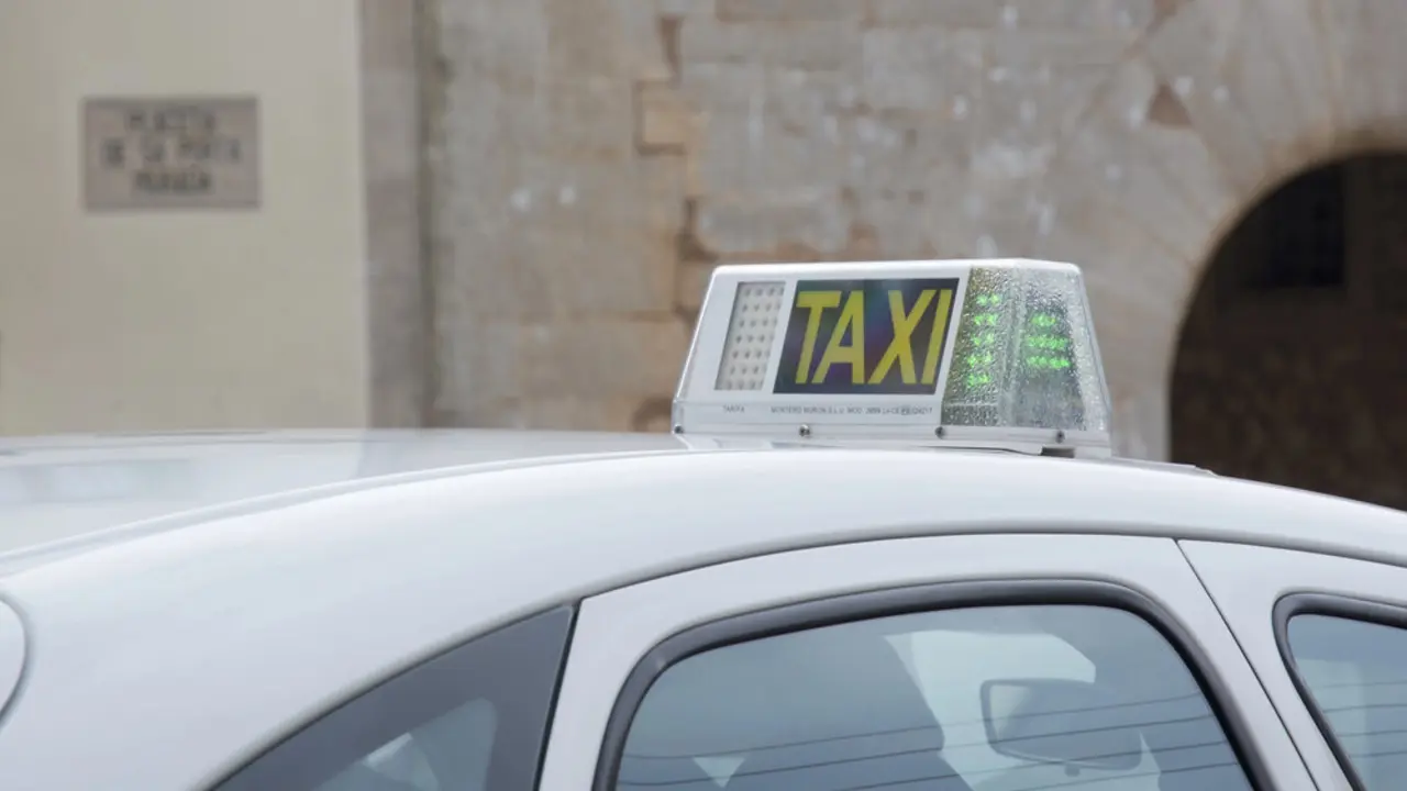 Capilla de taxi  Más imágenes en <a href="https://depositphotos.com/es/" target="_blank" rel="noopener noreferrer">Depositphotos España</a>.
    </figcaption>
  </figure>