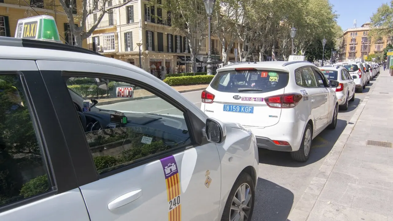 Taxis de Palma de Mallorca  Más imágenes en <a href="https://depositphotos.com/es/" target="_blank" rel="noopener noreferrer">Depositphotos España</a>.
    </figcaption>
  </figure>