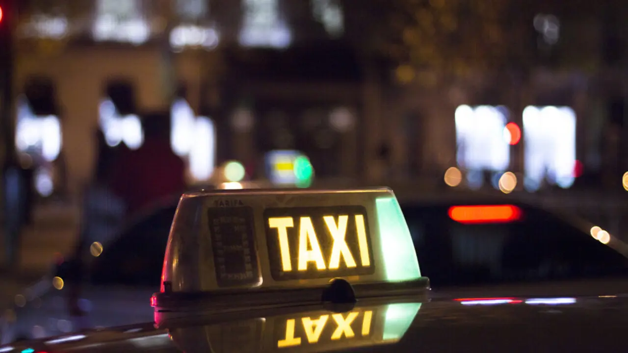 Taxi durante la noche Más imágenes en <a href="https://depositphotos.com/es/" target="_blank" rel="noopener noreferrer">Depositphotos España</a>.
    </figcaption>
  </figure>