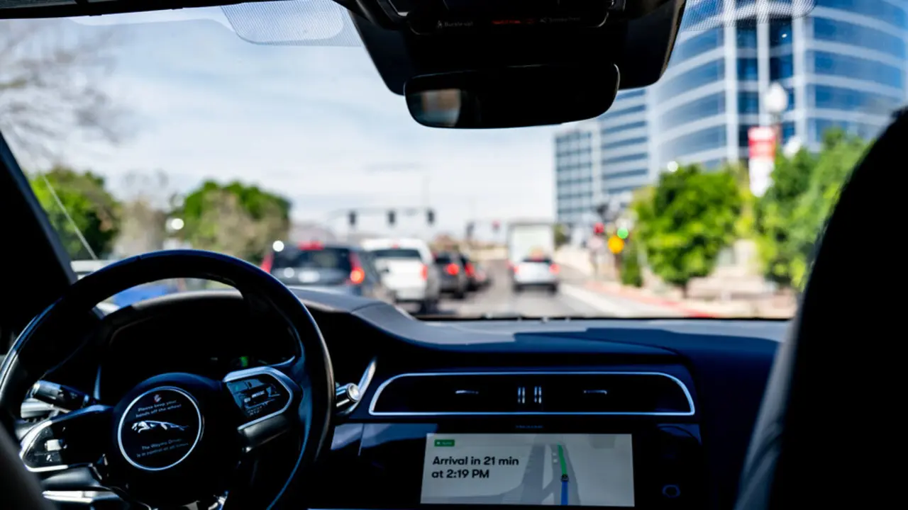 Robotaxi Waymo  Más imágenes en <a href="https://depositphotos.com/es/" target="_blank" rel="noopener noreferrer">Depositphotos España</a>.
    </figcaption>
  </figure>