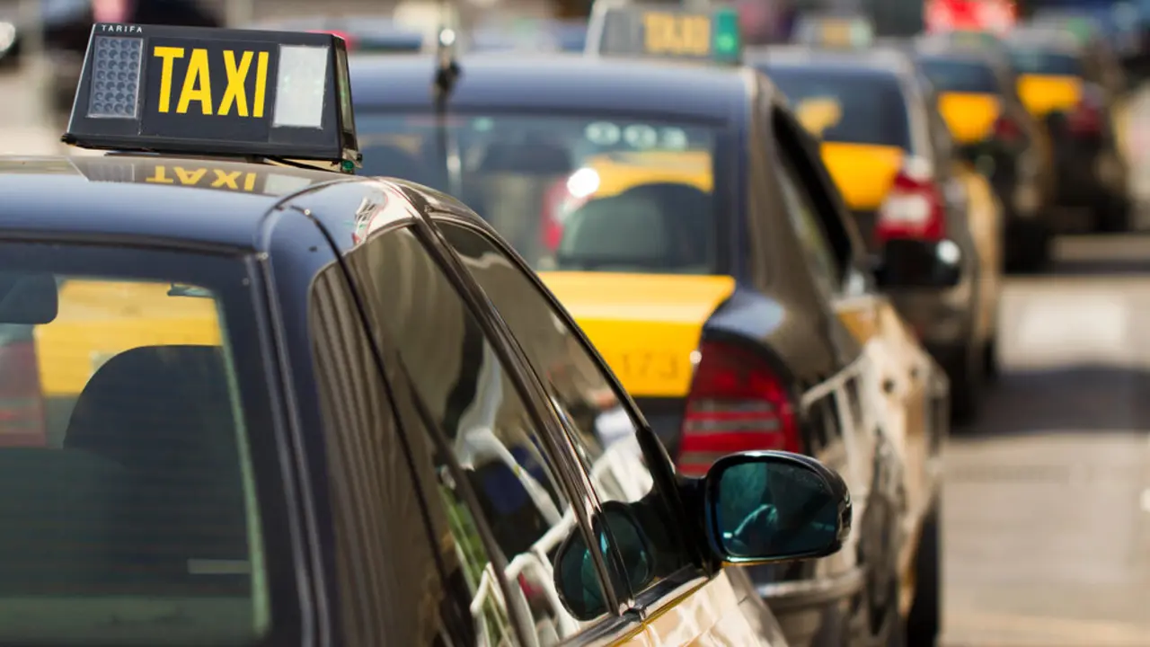 Taxi de Barcelona Más imágenes en <a href="https://depositphotos.com/es/" target="_blank" rel="noopener noreferrer">Depositphotos España</a>.
    </figcaption>
  </figure>