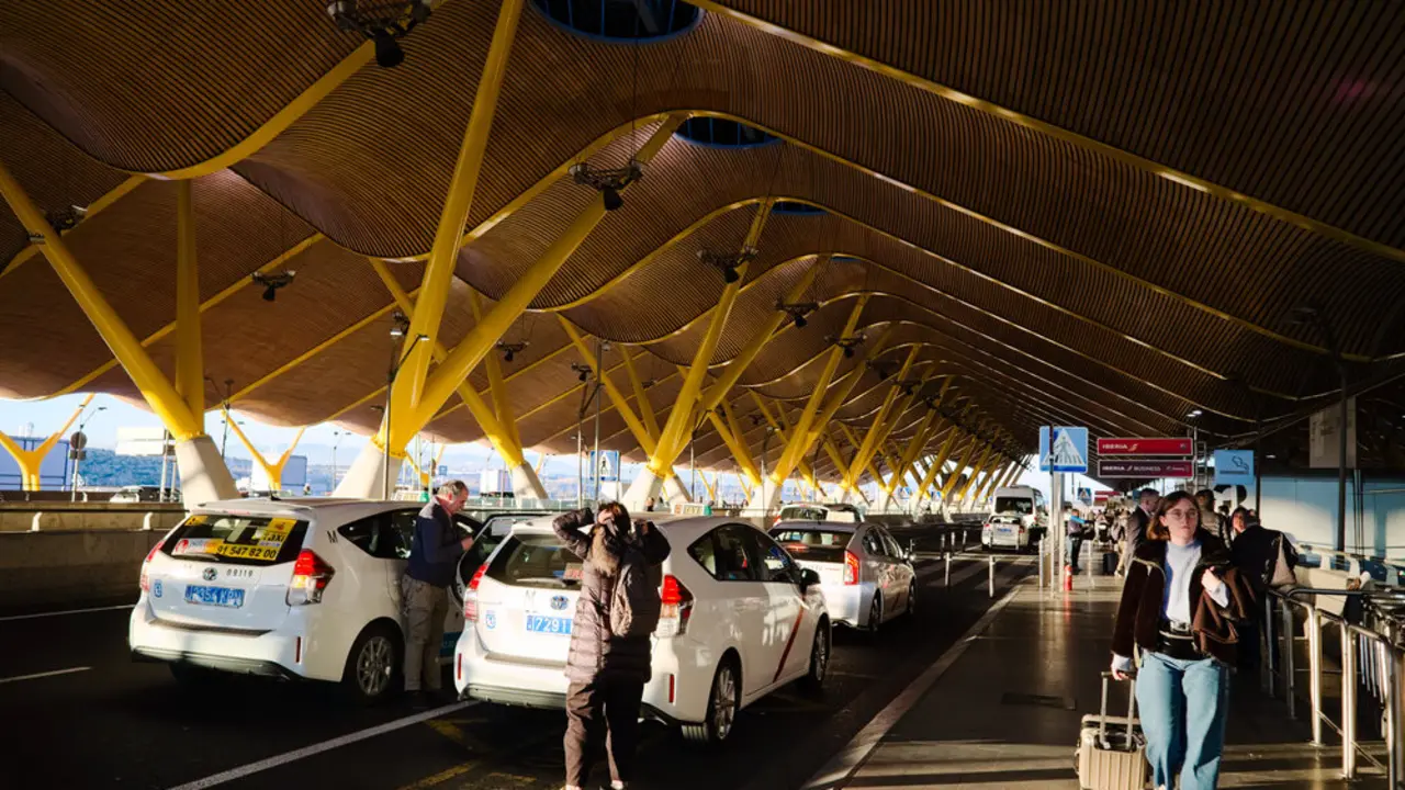 Taxis en el aeropuerto de Madrid-Barajas Más imágenes en <a href="https://depositphotos.com/es/" target="_blank" rel="noopener noreferrer">Depositphotos España</a>.
    </figcaption>
  </figure>
