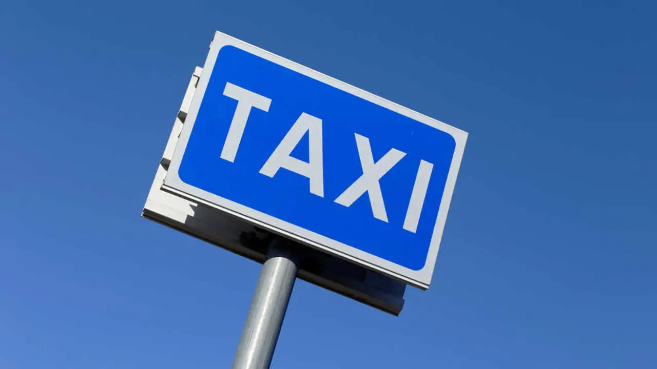 Señal de taxi Más imágenes en <a href="https://depositphotos.com/es/" target="_blank" rel="noopener noreferrer">Depositphotos España</a>.
    </figcaption>
  </figure>