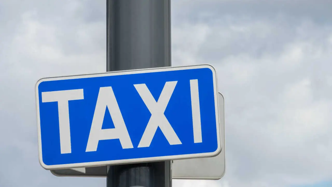 Señal de taxi Más imágenes en <a href="https://depositphotos.com/es/" target="_blank" rel="noopener noreferrer">Depositphotos España</a>.
    </figcaption>
  </figure>