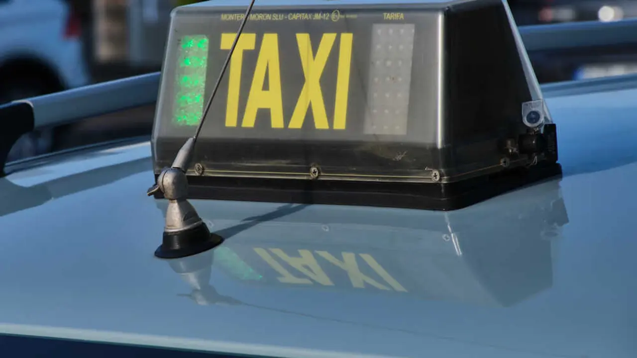 Luminoso de taxi Más imágenes en <a href="https://depositphotos.com/es/" target="_blank" rel="noopener noreferrer">Depositphotos España</a>.
    </figcaption>
  </figure>