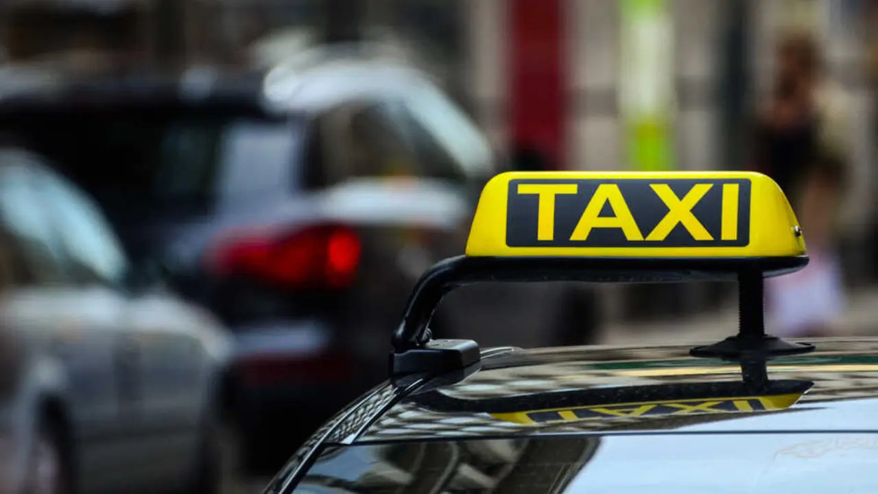 Luminoso de taxi Más imágenes en <a href="https://depositphotos.com/es/" target="_blank" rel="noopener noreferrer">Depositphotos España</a>.
    </figcaption>
  </figure>