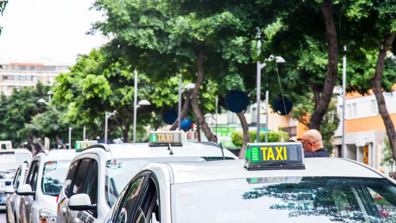 Taxis de Las Palmas de Gran Canaria Más imágenes en <a href="https://depositphotos.com/es/" target="_blank" rel="noopener noreferrer">Depositphotos España</a>.
    </figcaption>
  </figure>