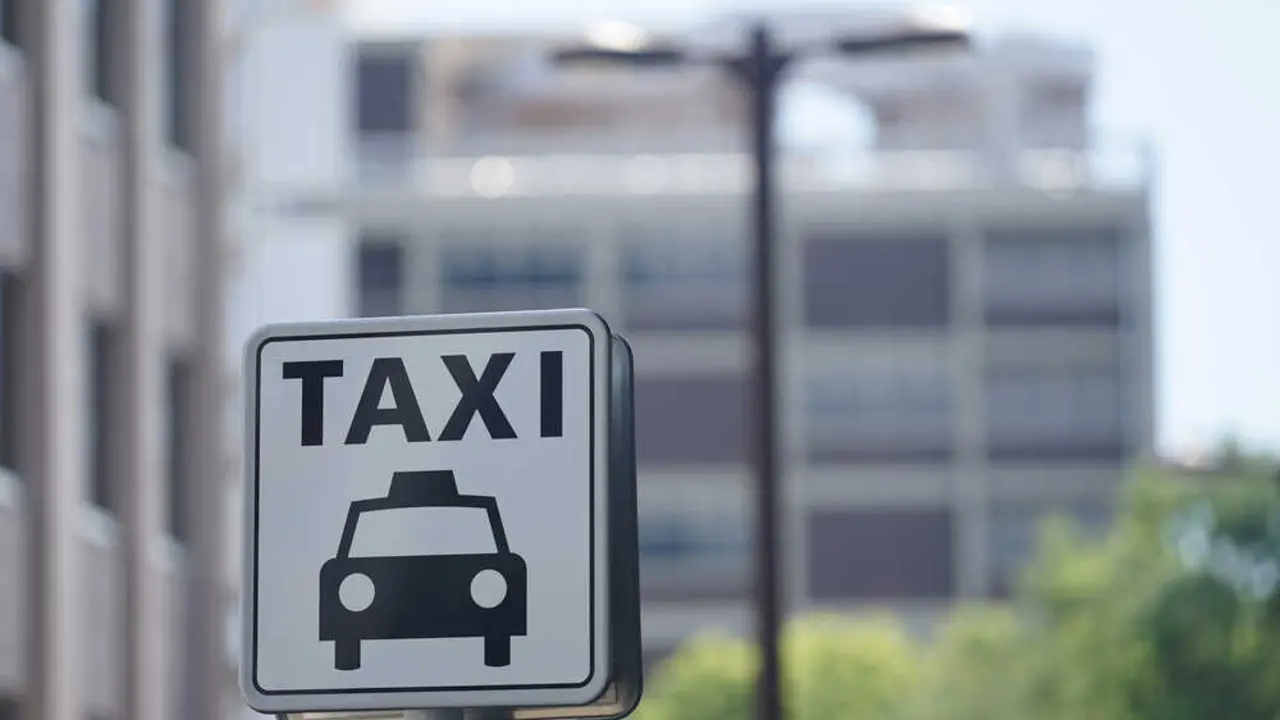 Señal de taxi Más imágenes en <a href="https://depositphotos.com/es/" target="_blank" rel="noopener noreferrer">Depositphotos España</a>.
    </figcaption>
  </figure>