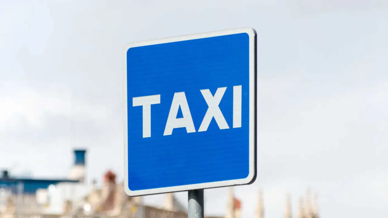 Señal de taxi Más imágenes en <a href="https://depositphotos.com/es/" target="_blank" rel="noopener noreferrer">Depositphotos España</a>.
    </figcaption>
  </figure>