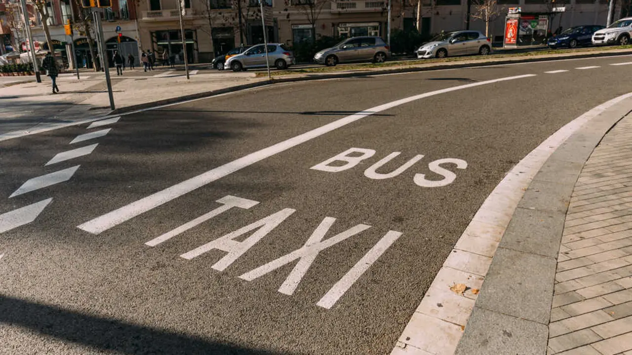 Carril taxi Más imágenes en <a href="https://depositphotos.com/es/" target="_blank" rel="noopener noreferrer">Depositphotos España</a>.
    </figcaption>
  </figure>