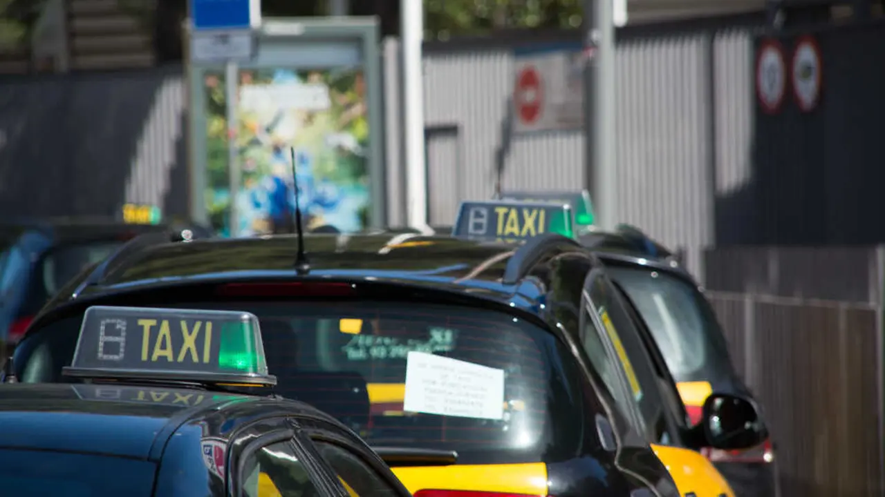 Taxis de Barcelona Más imágenes en <a href="https://depositphotos.com/es/" target="_blank" rel="noopener noreferrer">Depositphotos España</a>.
    </figcaption>
  </figure>