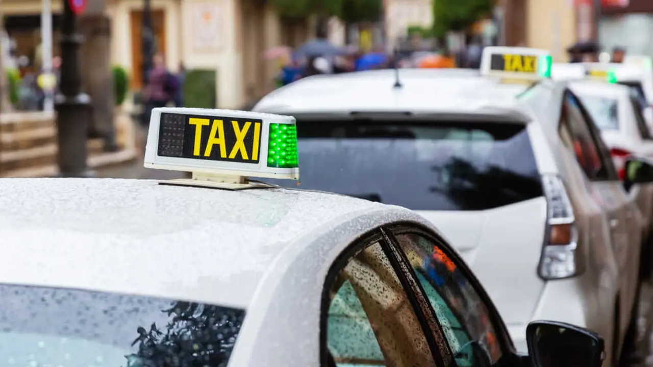 Taxis en Sevilla  Más imágenes en <a href="https://depositphotos.com/es/" target="_blank" rel="noopener noreferrer">Depositphotos España</a>.
    </figcaption>
  </figure>