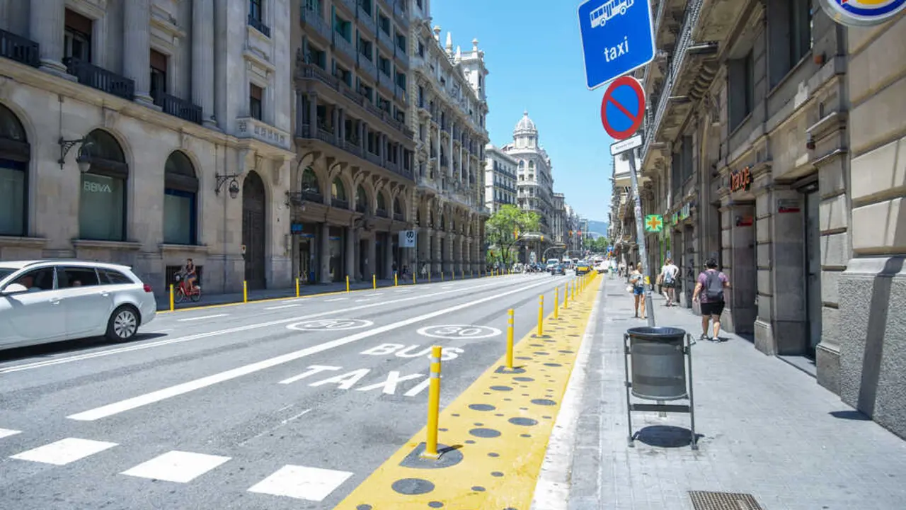 Carril bus-taxi en Barcelona Más imágenes en <a href="https://depositphotos.com/es/" target="_blank" rel="noopener noreferrer">Depositphotos España</a>.
    </figcaption>
  </figure>