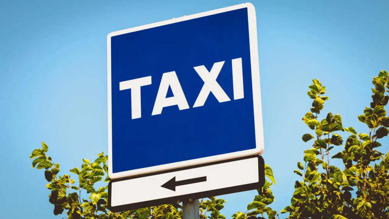 Señal de taxi Más imágenes en <a href="https://depositphotos.com/es/" target="_blank" rel="noopener noreferrer">Depositphotos España</a>.
    </figcaption>
  </figure>