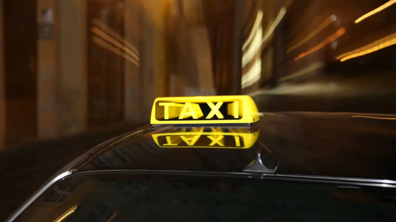 Señal de taxi Más imágenes en <a href="https://depositphotos.com/es/" target="_blank" rel="noopener noreferrer">Depositphotos España</a>.
    </figcaption>
  </figure>
