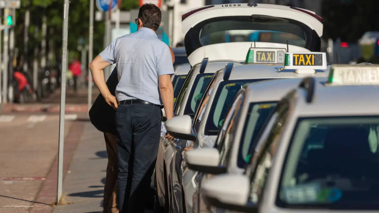Contrato de taxis desierto Más imágenes en <a href="https://depositphotos.com/es/" target="_blank" rel="noopener noreferrer">Depositphotos España</a>.
    </figcaption>
  </figure>